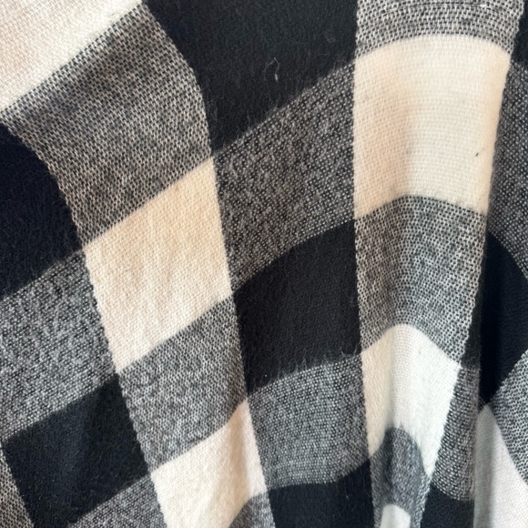 Summer & Rose FabFitFun Women’s One Size Black & White Plaid Poncho with Fringe - Picture 7 of 9